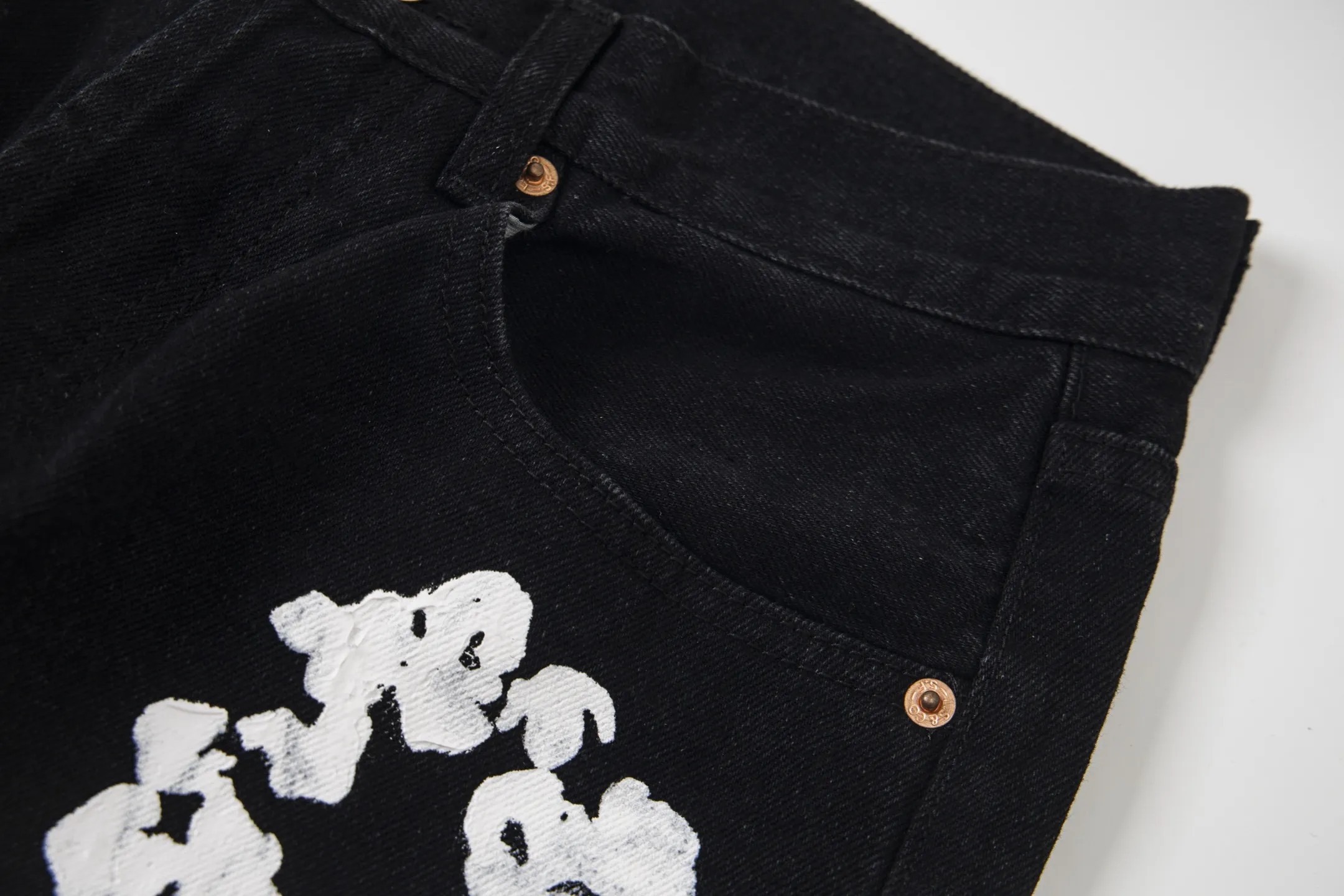 #8197 P220💰 DENIM TEARS Kapok American niche brand printed washed straight jeans. Produced by a major washed factory. Full of high-end feel. Knee part destroyed design with patchwork design. Already used as facade design. Leather waist nameplate. The focus of this style is not on washing, but on the destroyed shape and version. The secret lies in the craftsmanship of the master. The cost of post-production grinding, machining, knife cutting, etc. is far beyond comparison with assembly line products. Color: black, blue, gray. Size: 28-36 (corresponding to S-XXL)